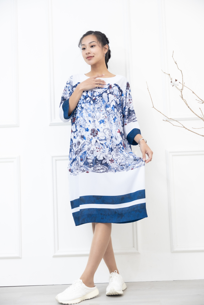 원피스 紅藍花材袖子裙襬深藍色七分袖洋裝 / 水藍色