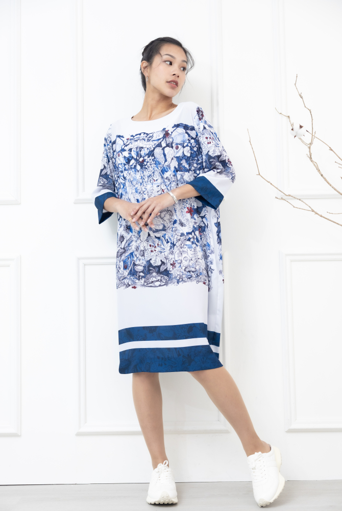 원피스 紅藍花材袖子裙襬深藍色七分袖洋裝 / 水藍色