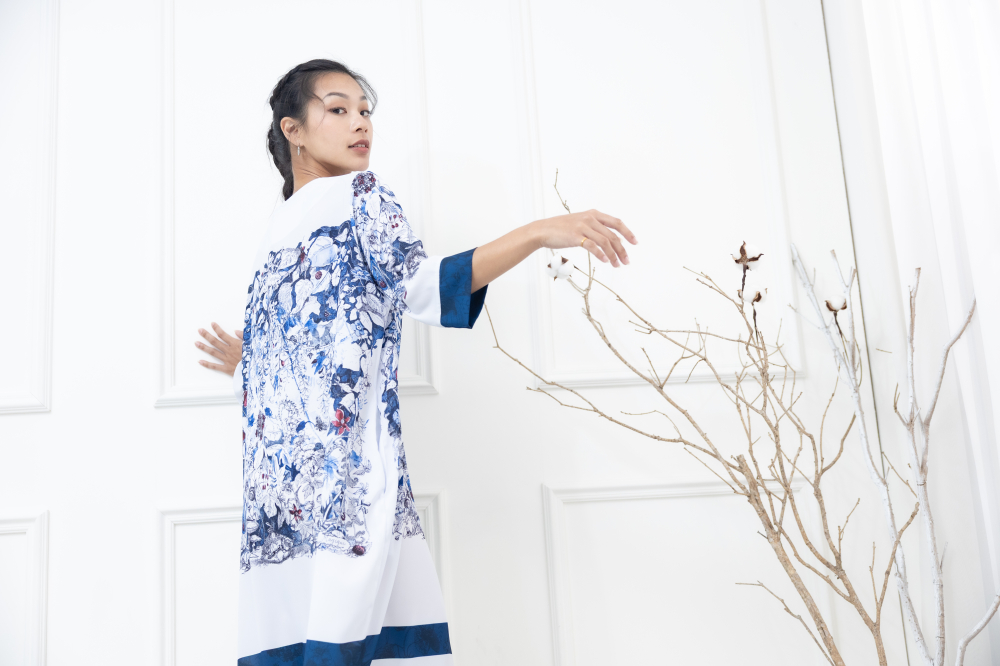 원피스 紅藍花材袖子裙襬深藍色七分袖洋裝 / 水藍色