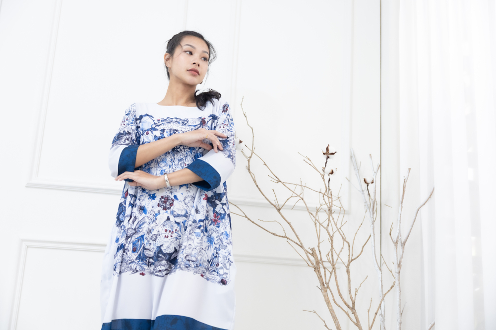 원피스 紅藍花材袖子裙襬深藍色七分袖洋裝 / 水藍色