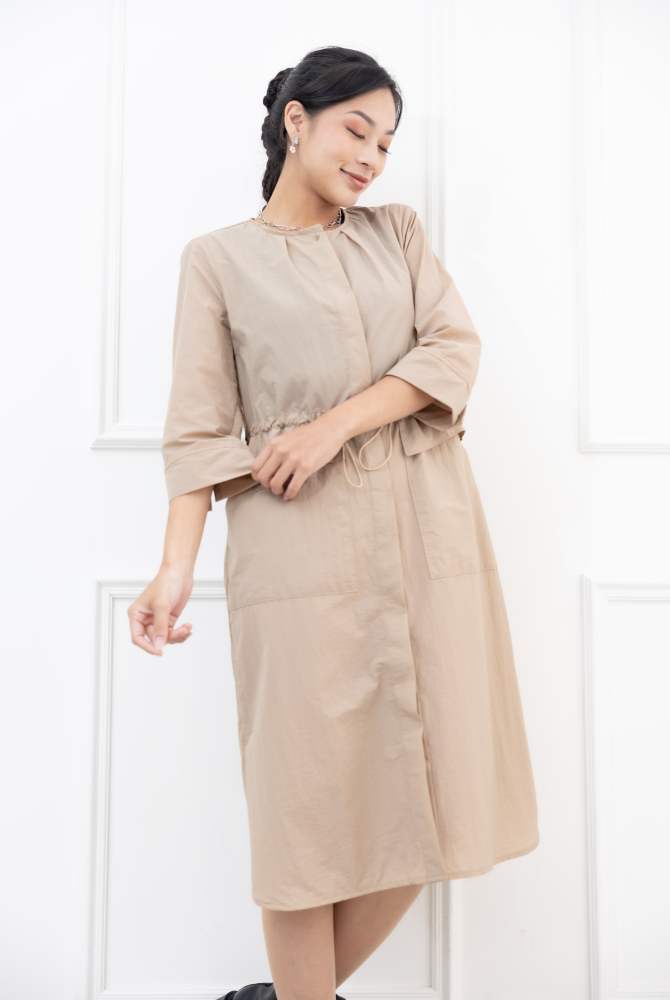 원피스 素面腰部抽繩七分袖洋裝 / 奶茶色