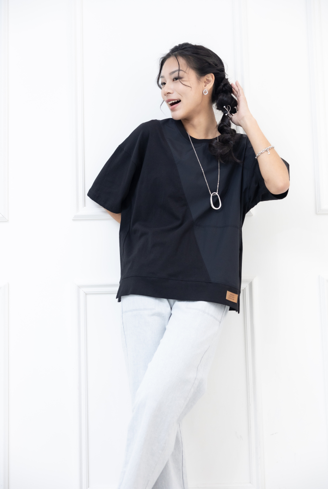 반팔 拼接感下擺英文皮革上衣 / 黑色