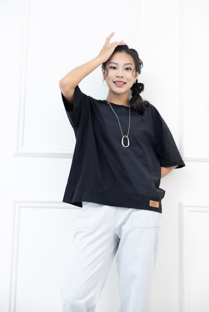 반팔 拼接感下擺英文皮革上衣 / 黑色