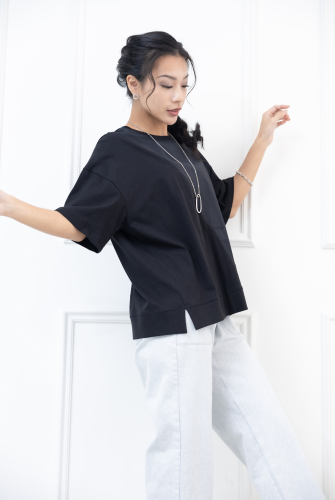 반팔 拼接感下擺英文皮革上衣 / 黑色