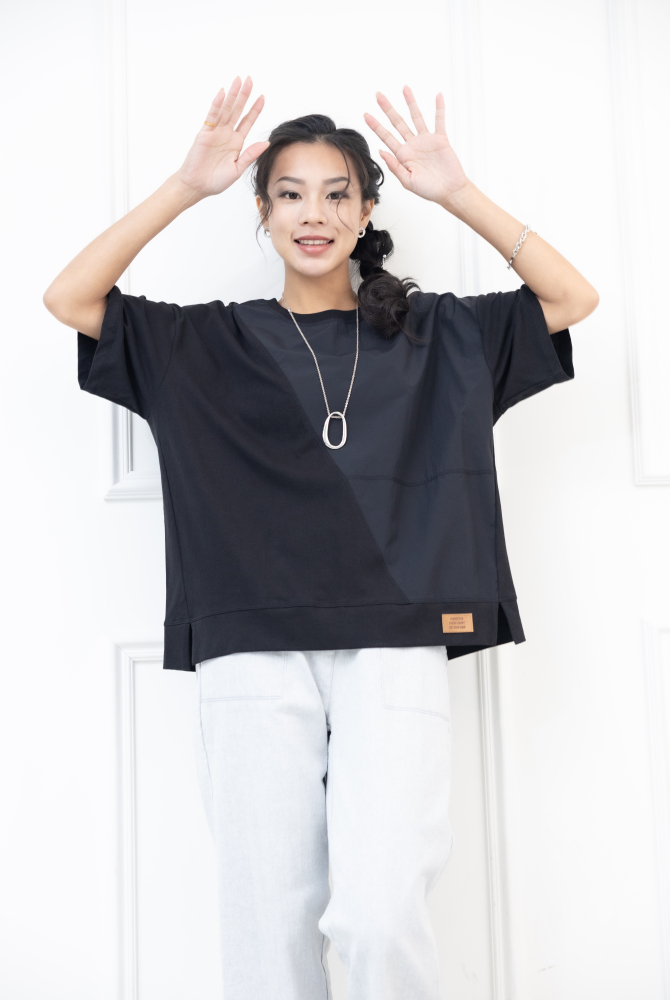 반팔 拼接感下擺英文皮革上衣 / 黑色