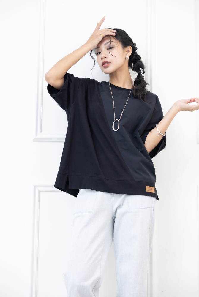 반팔 拼接感下擺英文皮革上衣 / 黑色