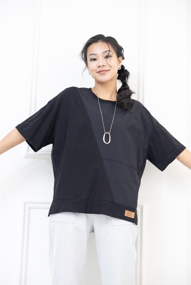 반팔 拼接感下擺英文皮革上衣 / 黑色