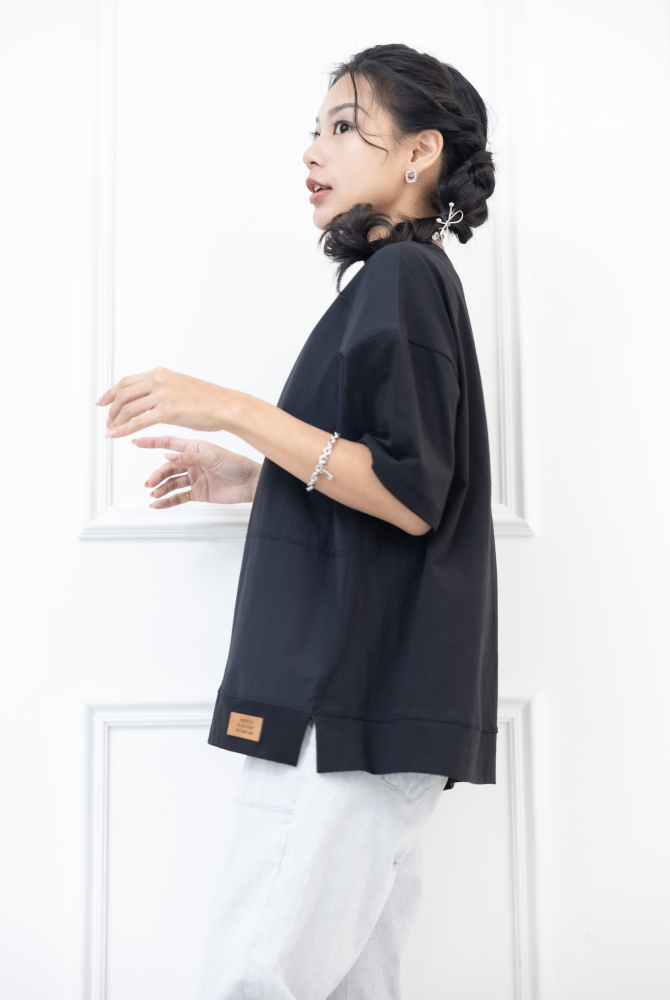 반팔 拼接感下擺英文皮革上衣 / 黑色