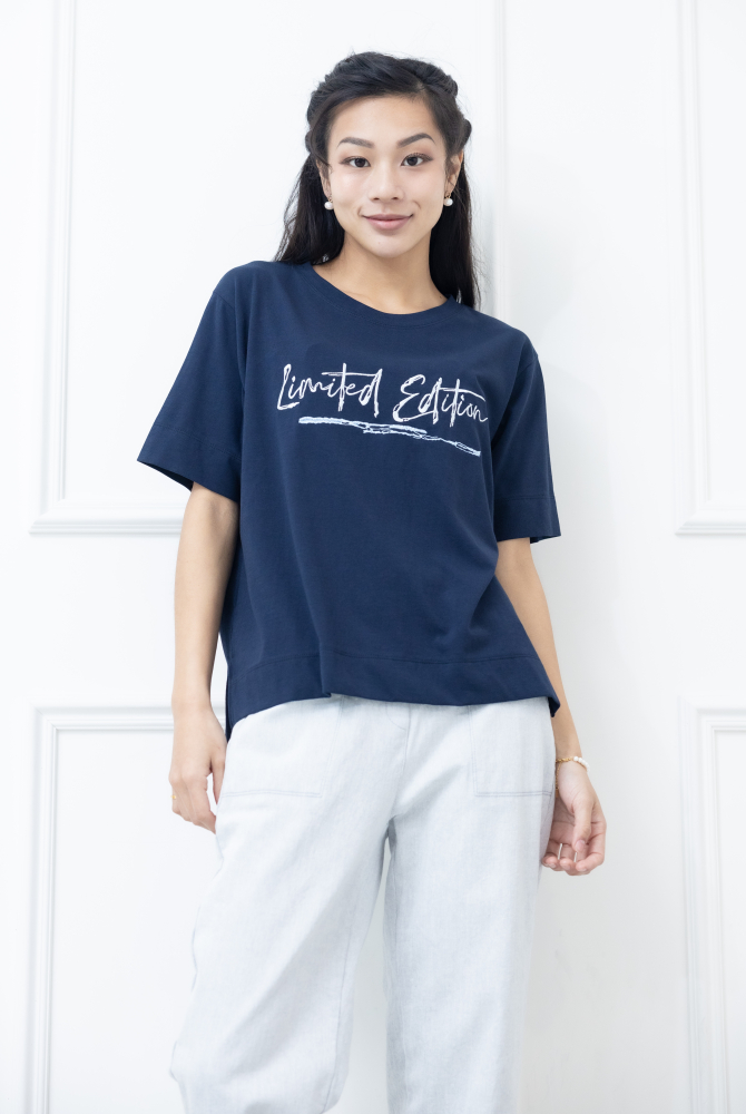 반팔 英文書寫體刺繡短袖上衣 / 深藍色