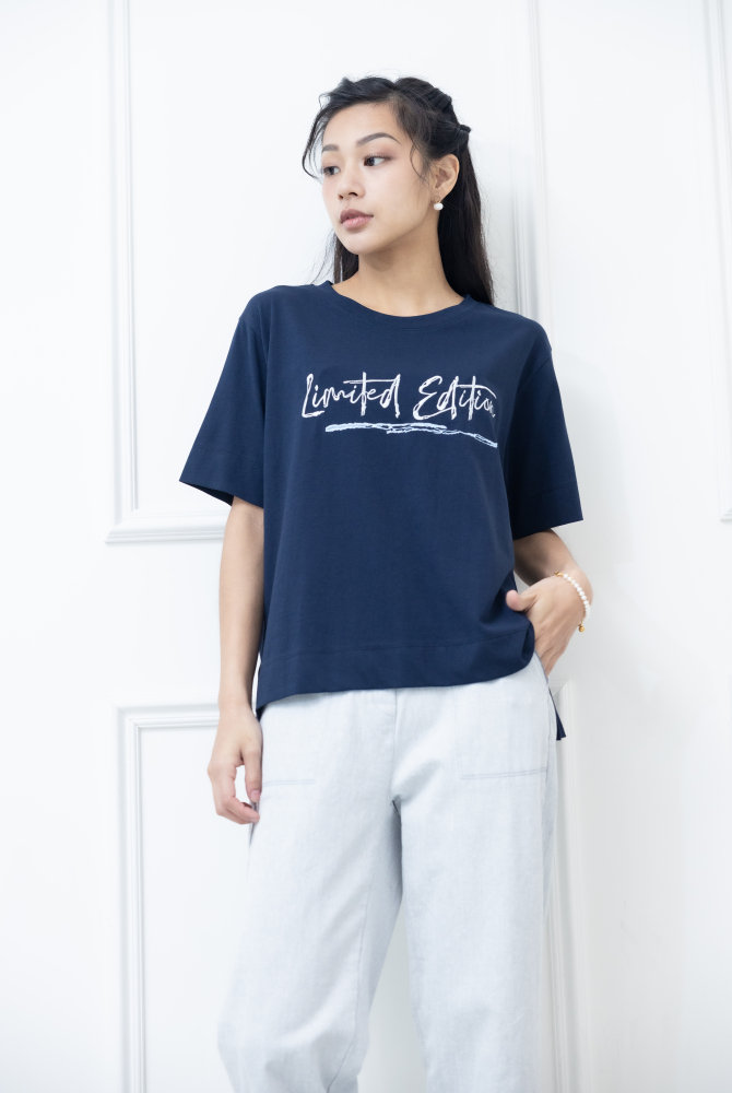 반팔 英文書寫體刺繡短袖上衣 / 深藍色
