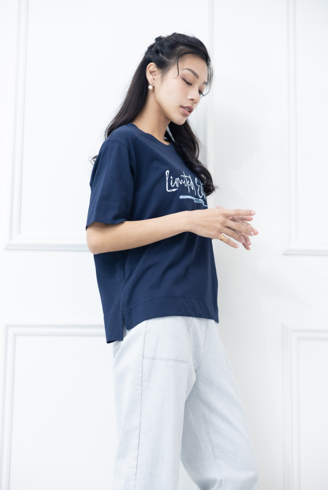 반팔 英文書寫體刺繡短袖上衣 / 深藍色