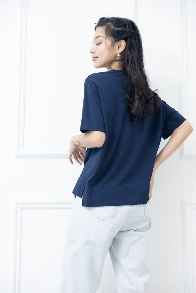 반팔 英文書寫體刺繡短袖上衣 / 深藍色