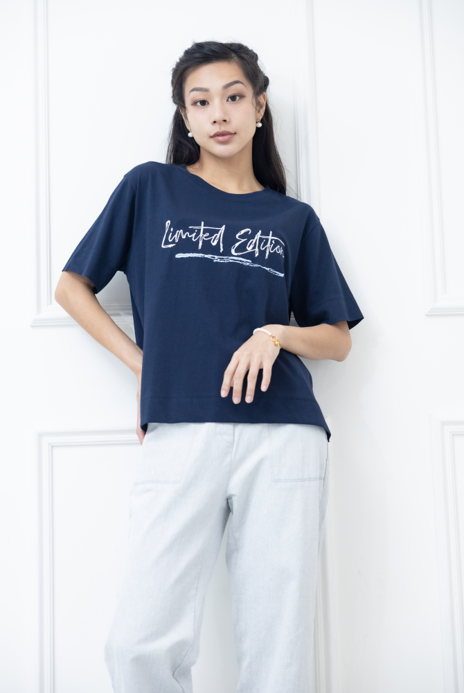 반팔 英文書寫體刺繡短袖上衣 / 深藍色