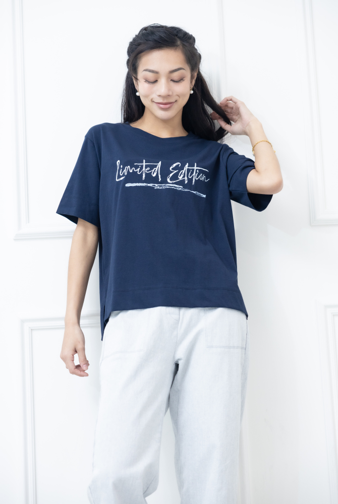 반팔 英文書寫體刺繡短袖上衣 / 深藍色