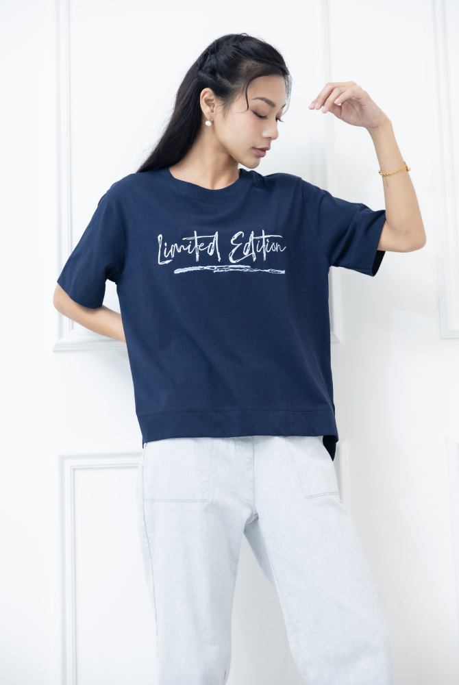 반팔 英文書寫體刺繡短袖上衣 / 深藍色