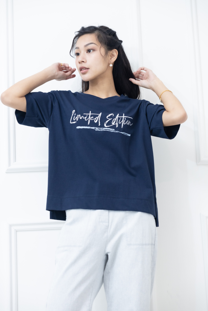 반팔 英文書寫體刺繡短袖上衣 / 深藍色