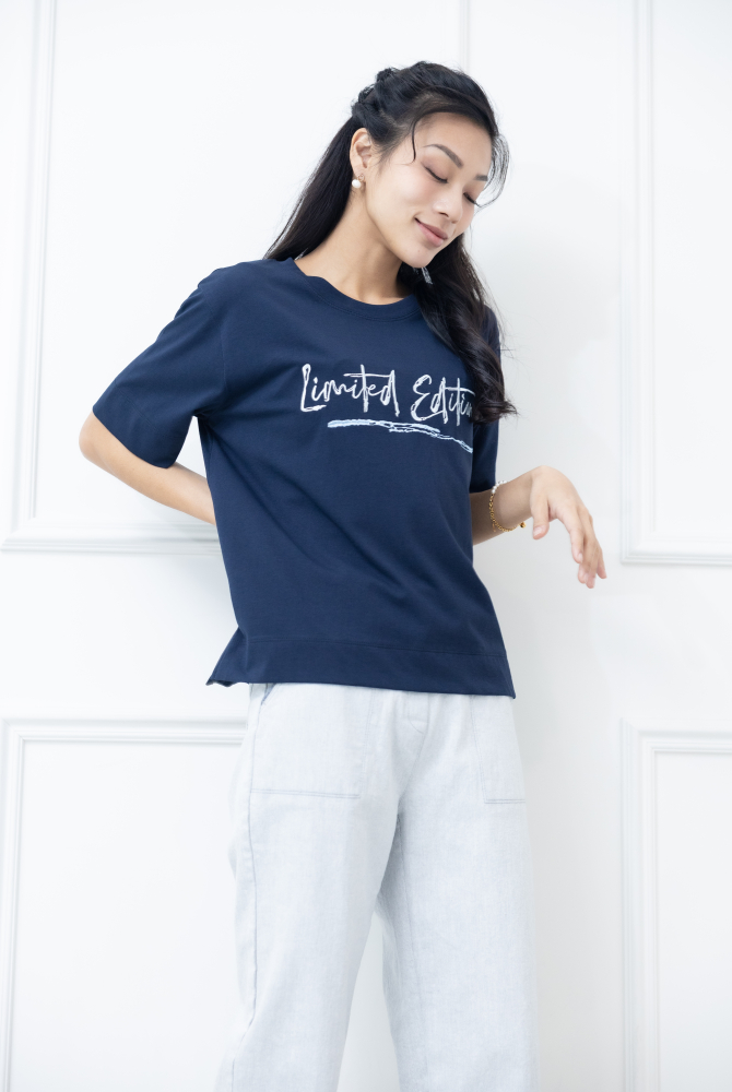 반팔 英文書寫體刺繡短袖上衣 / 深藍色