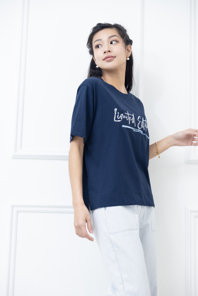 반팔 英文書寫體刺繡短袖上衣 / 深藍色