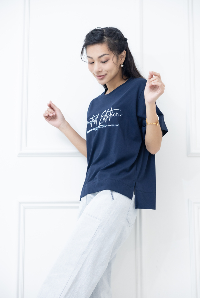 반팔 英文書寫體刺繡短袖上衣 / 深藍色