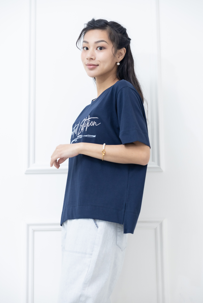 반팔 英文書寫體刺繡短袖上衣 / 深藍色