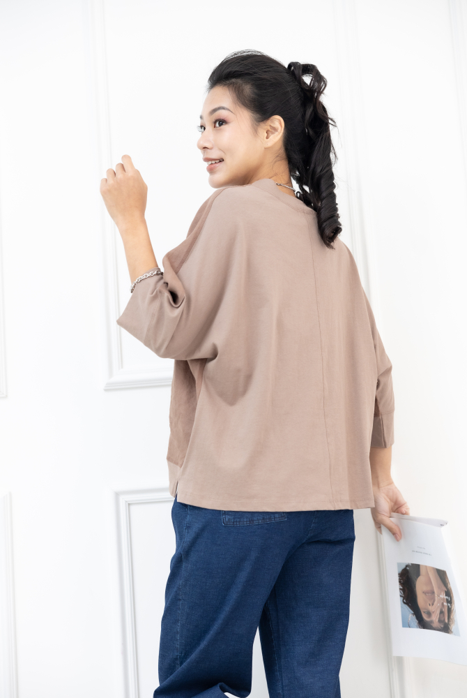 반팔 V領異材質拼接短袖上衣 / 咖啡色