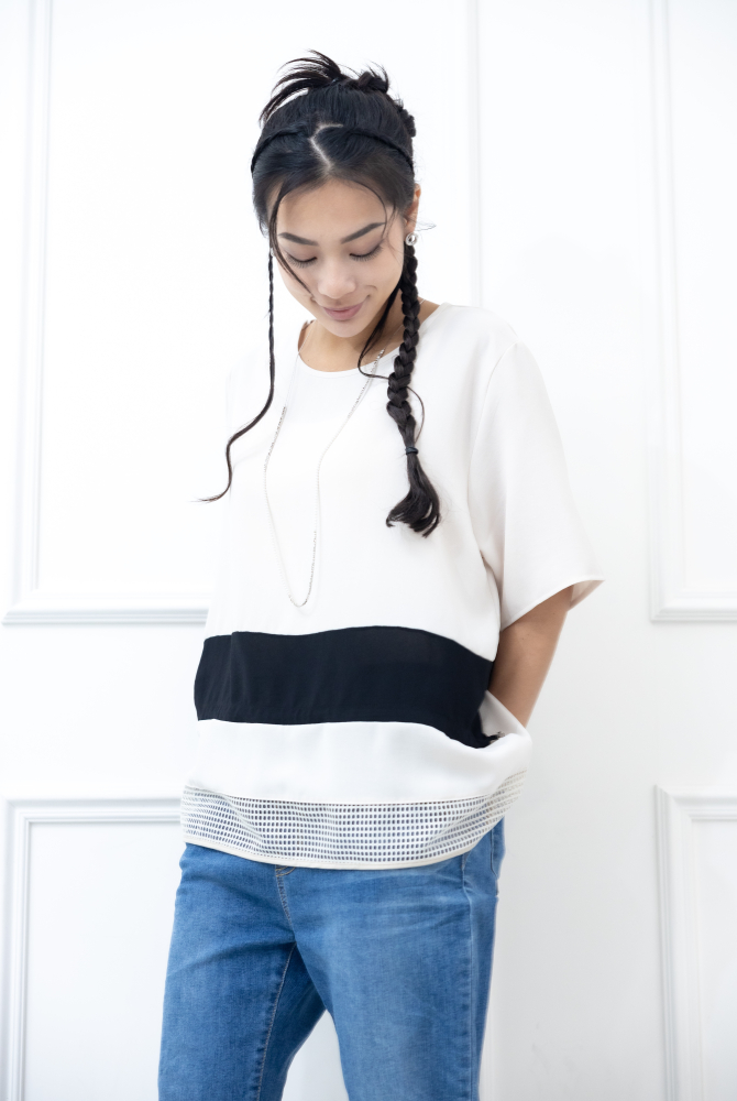 반팔 下擺裸空五分袖上衣 / 米色絣黑色