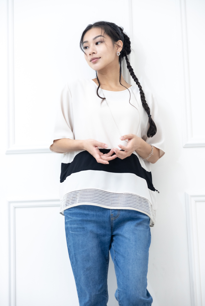 반팔 下擺裸空五分袖上衣 / 米色絣黑色