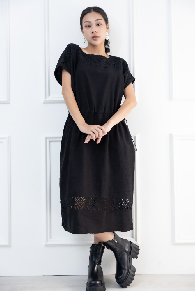 원피스 拼接裸空蕾絲洋裝 / 黑色