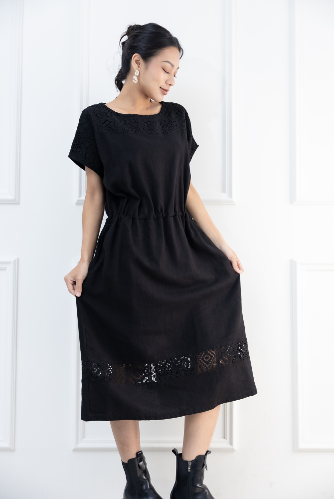 원피스 拼接裸空蕾絲洋裝 / 黑色