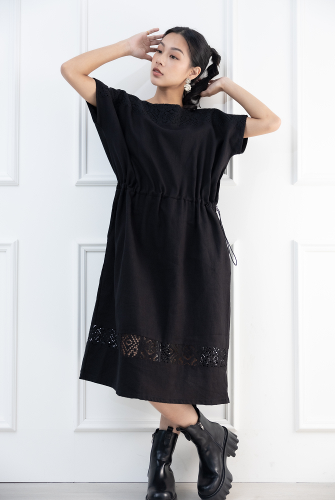 원피스 拼接裸空蕾絲洋裝 / 黑色
