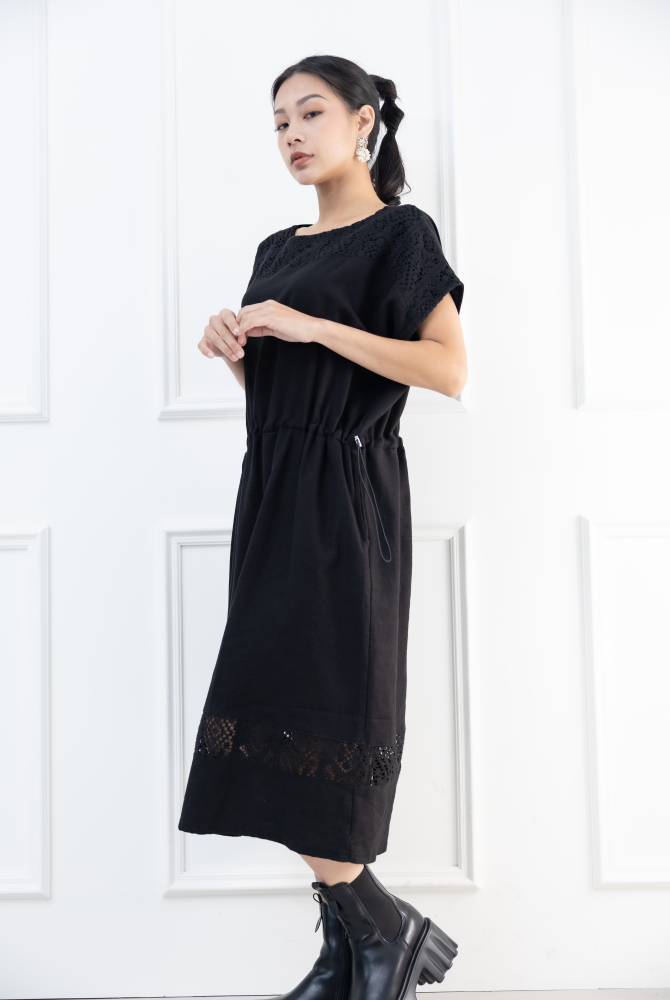 원피스 拼接裸空蕾絲洋裝 / 黑色