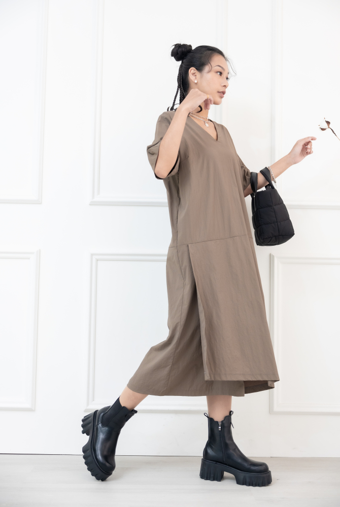 원피스 素面V領短袖洋裝 / 咖啡色