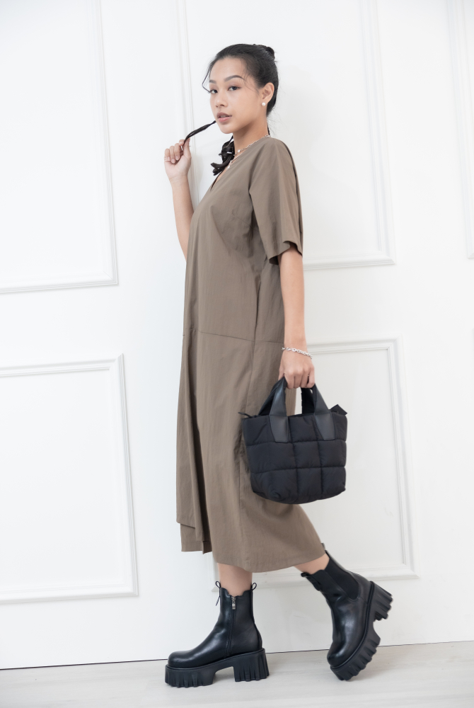 원피스 素面V領短袖洋裝 / 咖啡色