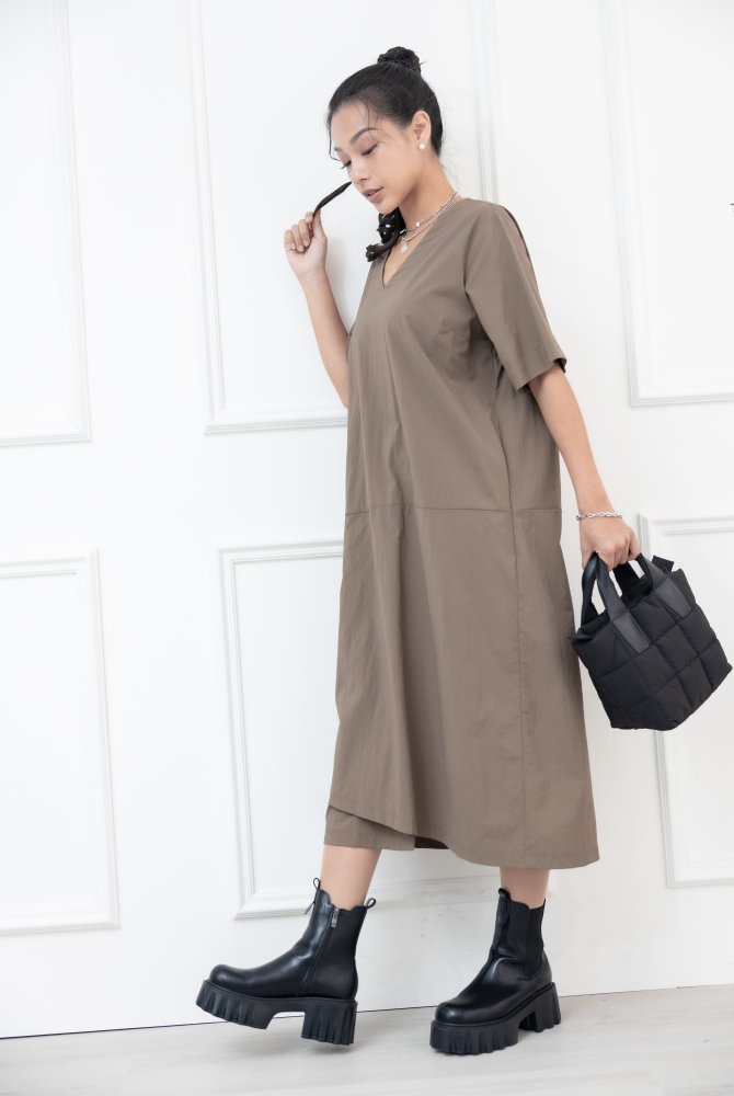 원피스 素面V領短袖洋裝 / 咖啡色