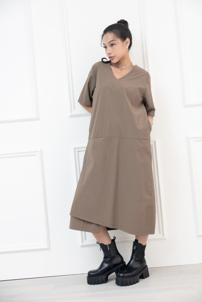 원피스 素面V領短袖洋裝 / 咖啡色