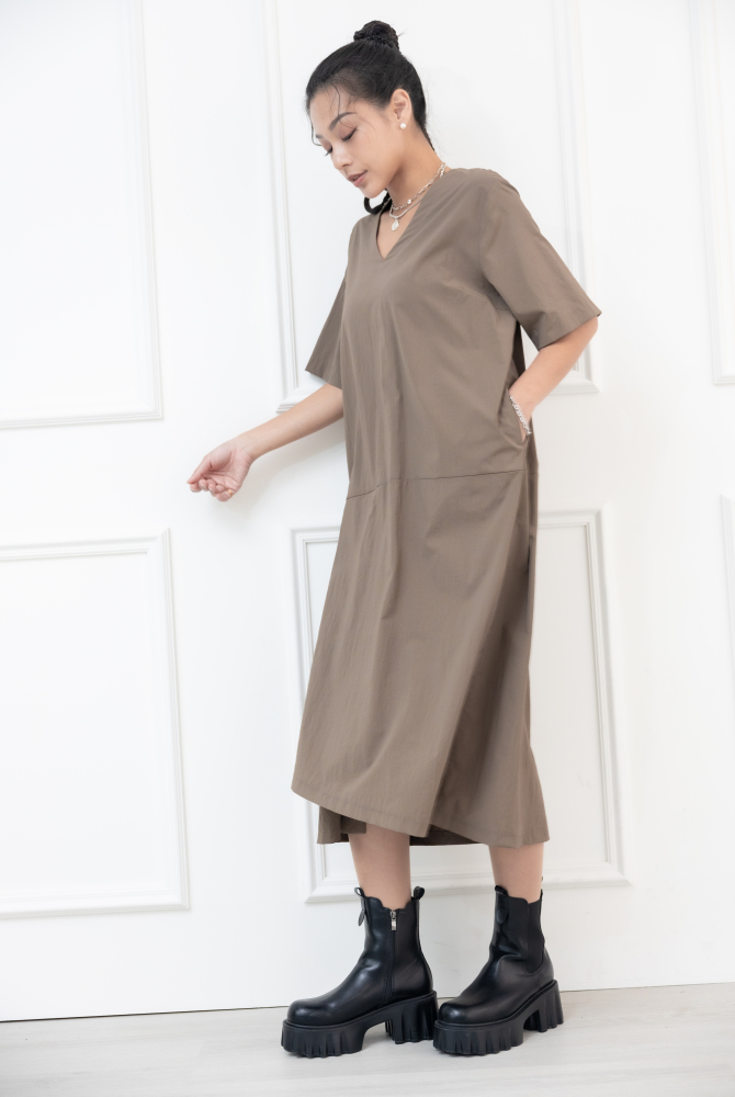 원피스 素面V領短袖洋裝 / 咖啡色