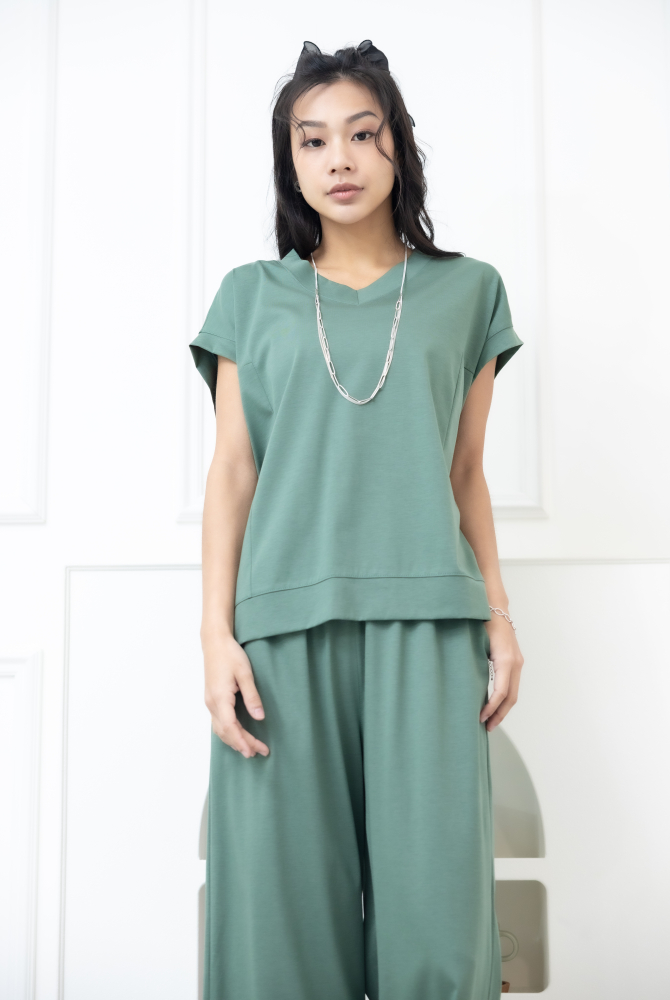 반팔 素面V領涼感短袖上衣 / 綠色