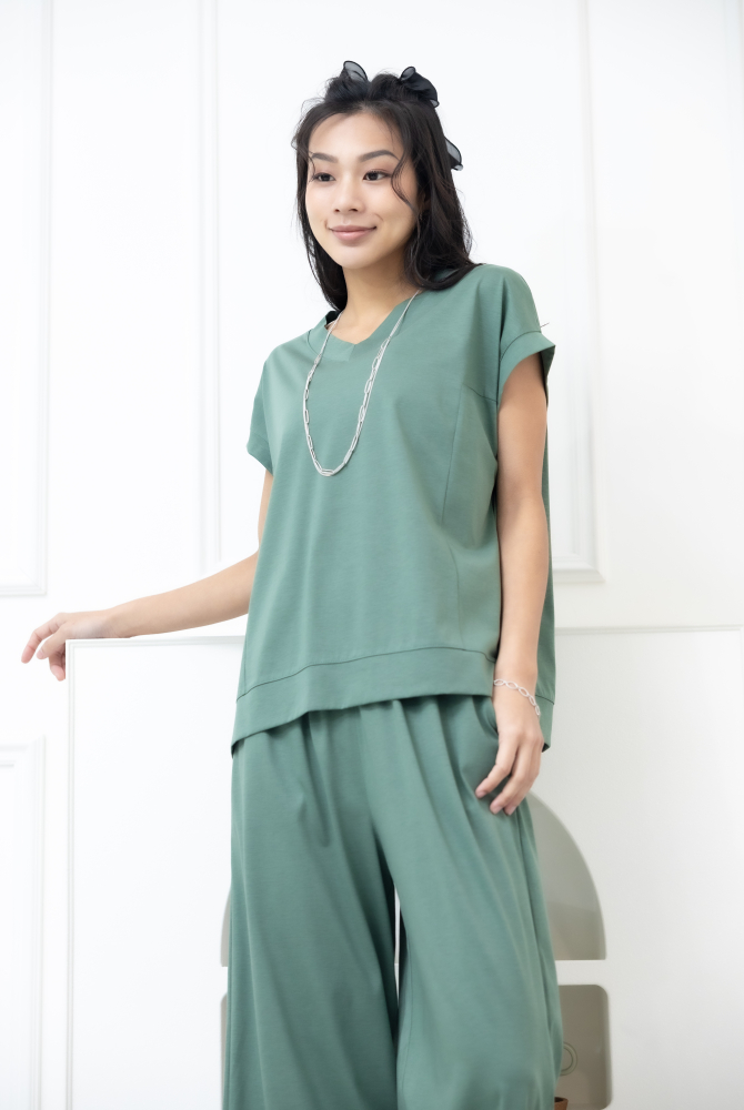 반팔 素面V領涼感短袖上衣 / 綠色