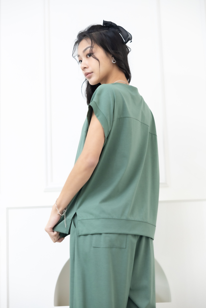 반팔 素面V領涼感短袖上衣 / 綠色