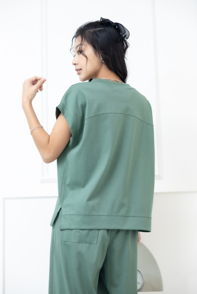 반팔 素面V領涼感短袖上衣 / 綠色