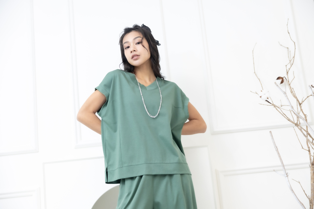 반팔 素面V領涼感短袖上衣 / 綠色