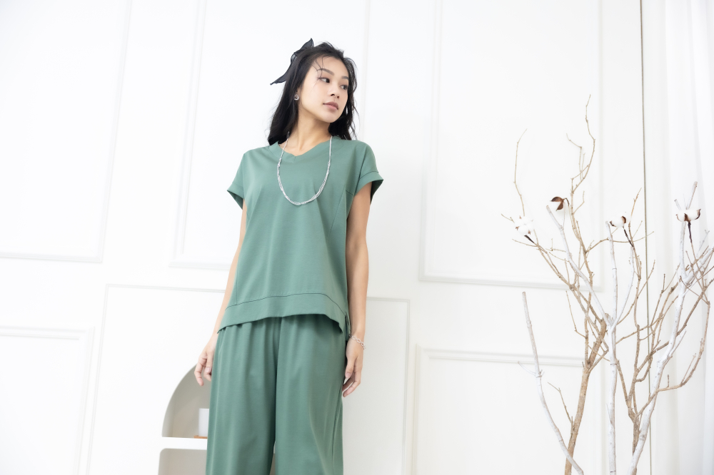 반팔 素面V領涼感短袖上衣 / 綠色