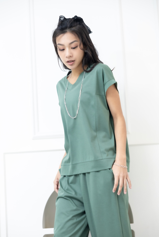 반팔 素面V領涼感短袖上衣 / 綠色