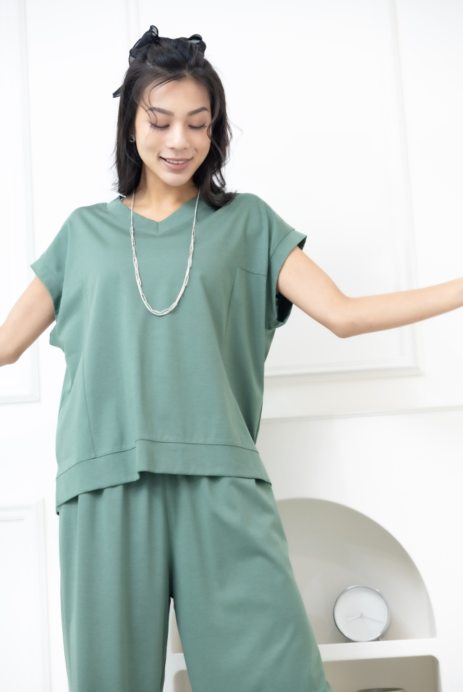 반팔 素面V領涼感短袖上衣 / 綠色