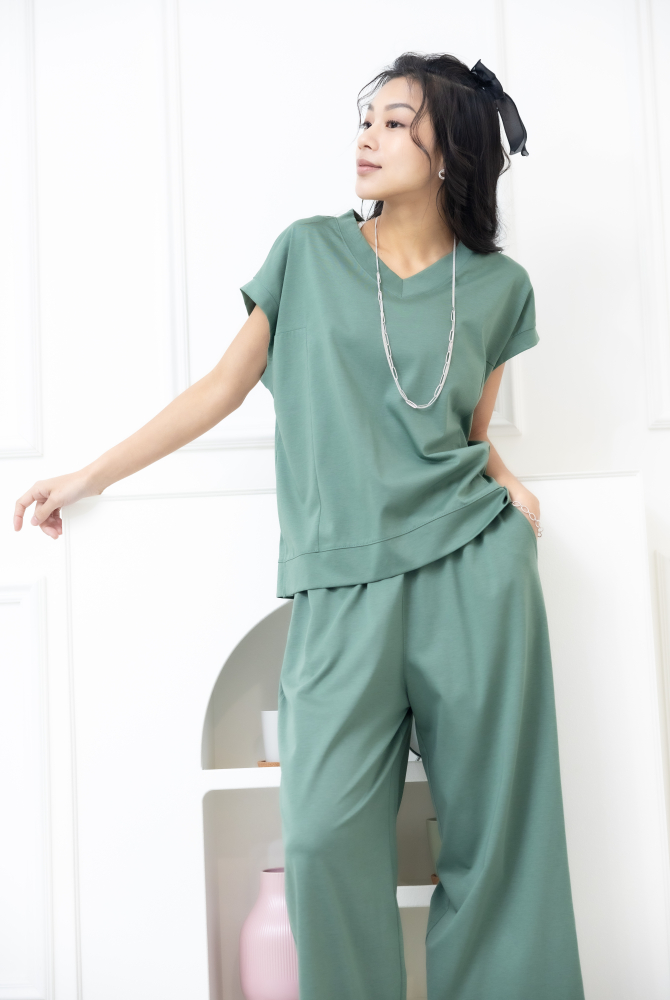 반팔 素面V領涼感短袖上衣 / 綠色