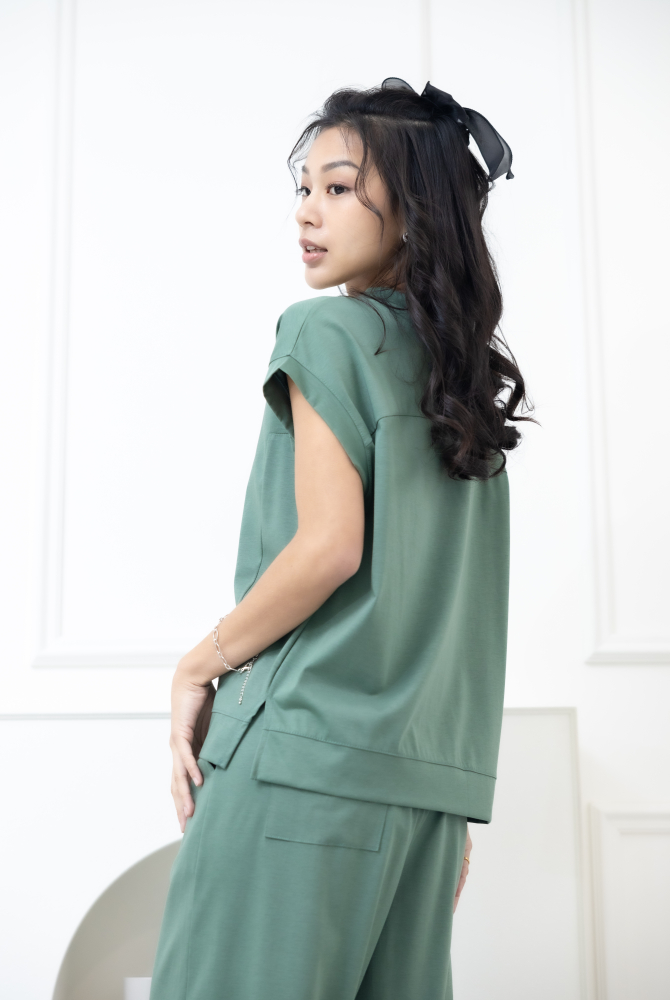 반팔 素面V領涼感短袖上衣 / 綠色