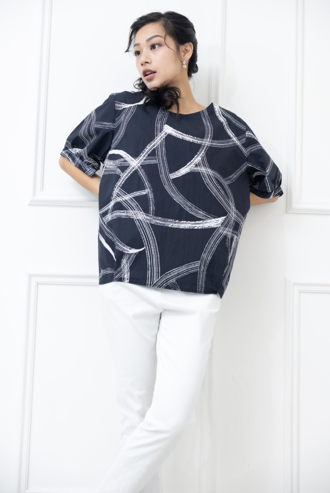 반팔 白色線條寬版上衣 / 黑色