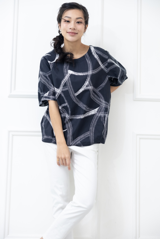 반팔 白色線條寬版上衣 / 黑色