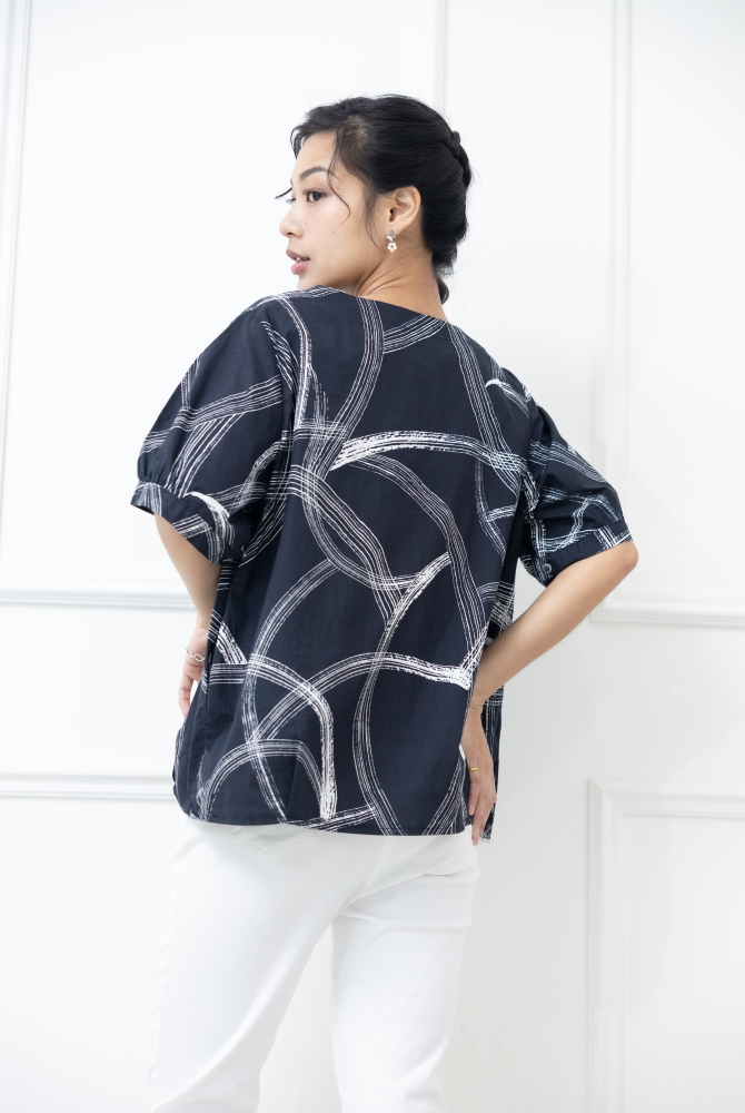 반팔 白色線條寬版上衣 / 黑色