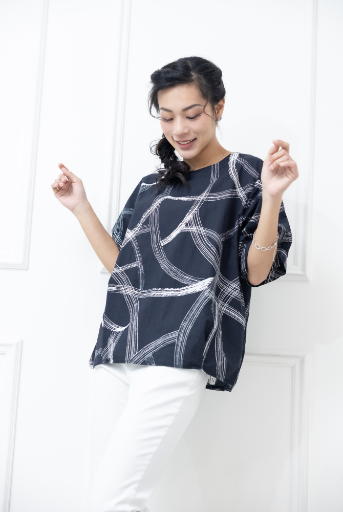 반팔 白色線條寬版上衣 / 黑色